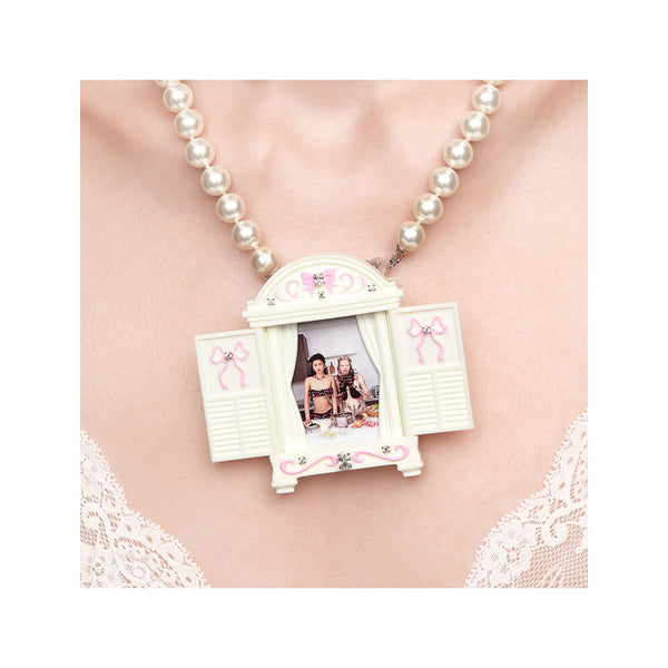WHITE ASHLEY WILLIAMS X YVMIN WINDOW PHOTO FRAME BROOCH NECKLACE
